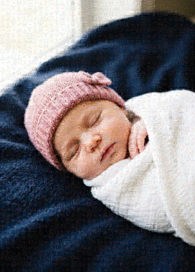 Uitsnede van een fotomozaïek van een slapende baby met een roze mutsje: van dichtbij is elk vakje een eigen foto